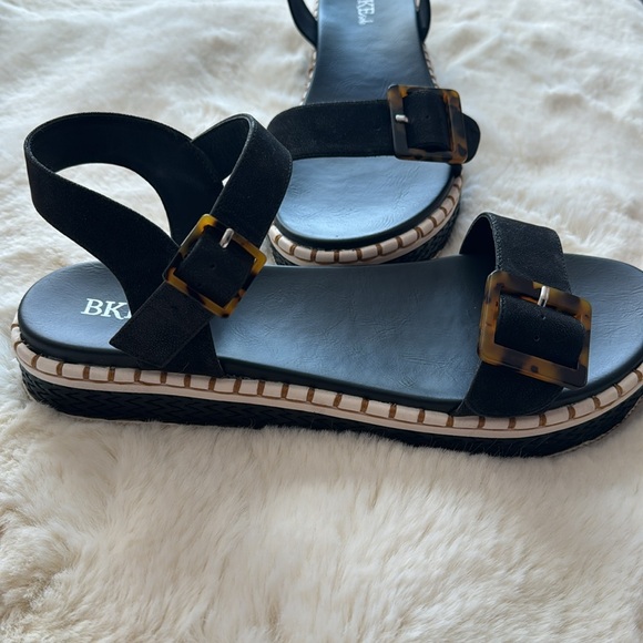 Black BKE platform sandals with tortoise buckles - Picture 3 of 4